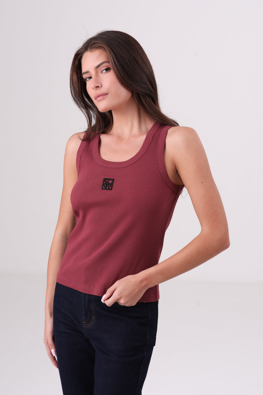 גופיה עם רקמת לוגו 