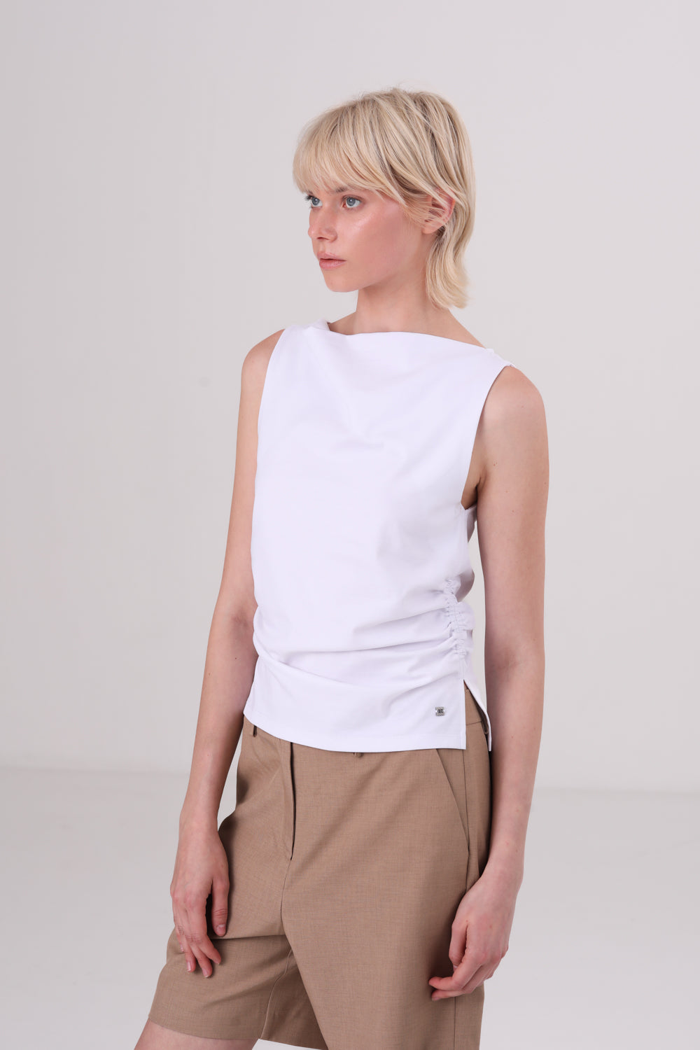 גופיה עם כיווצים בצדדים 