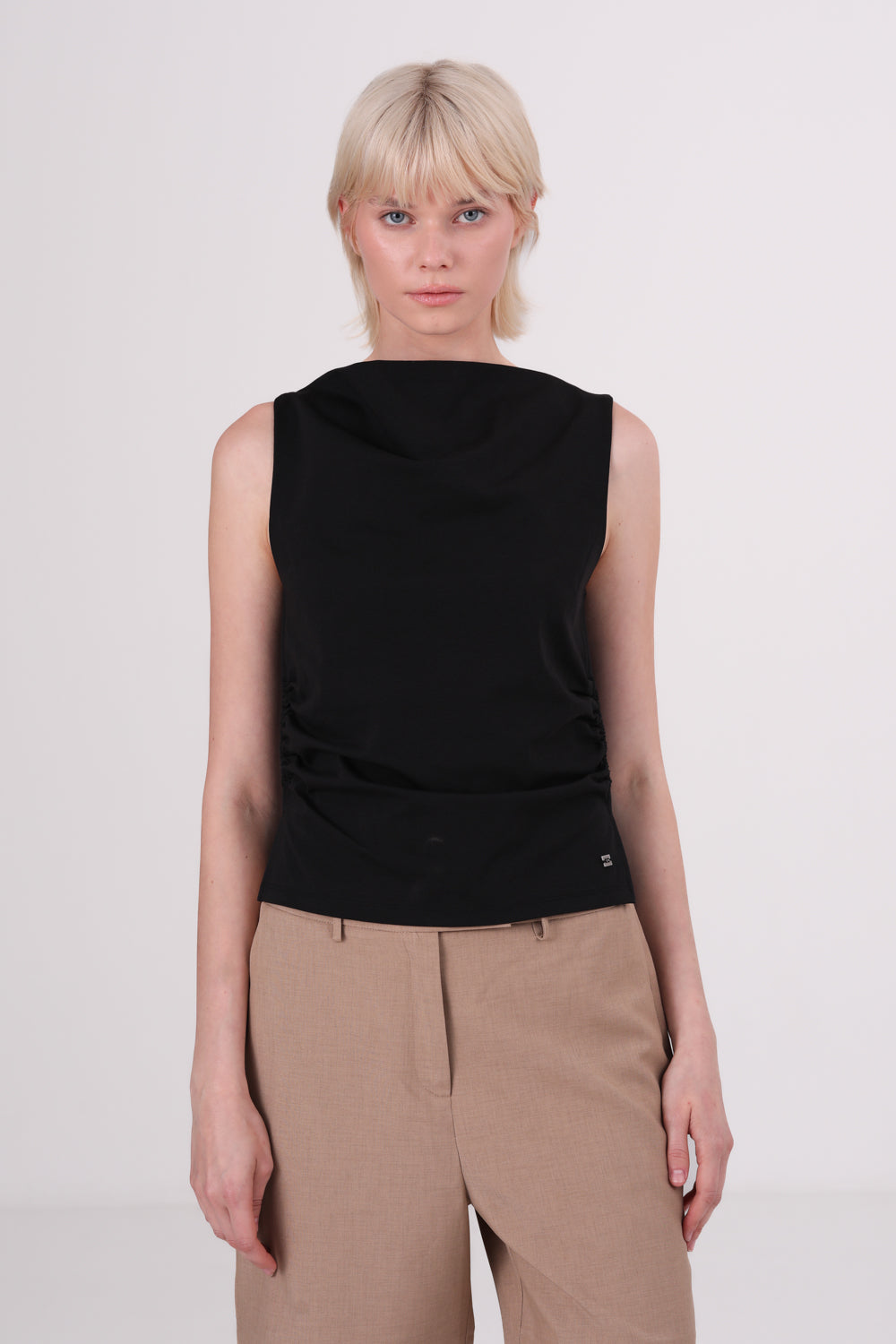 גופיה עם כיווצים בצדדים 