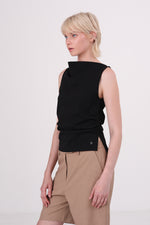 גופיה עם כיווצים בצדדים 