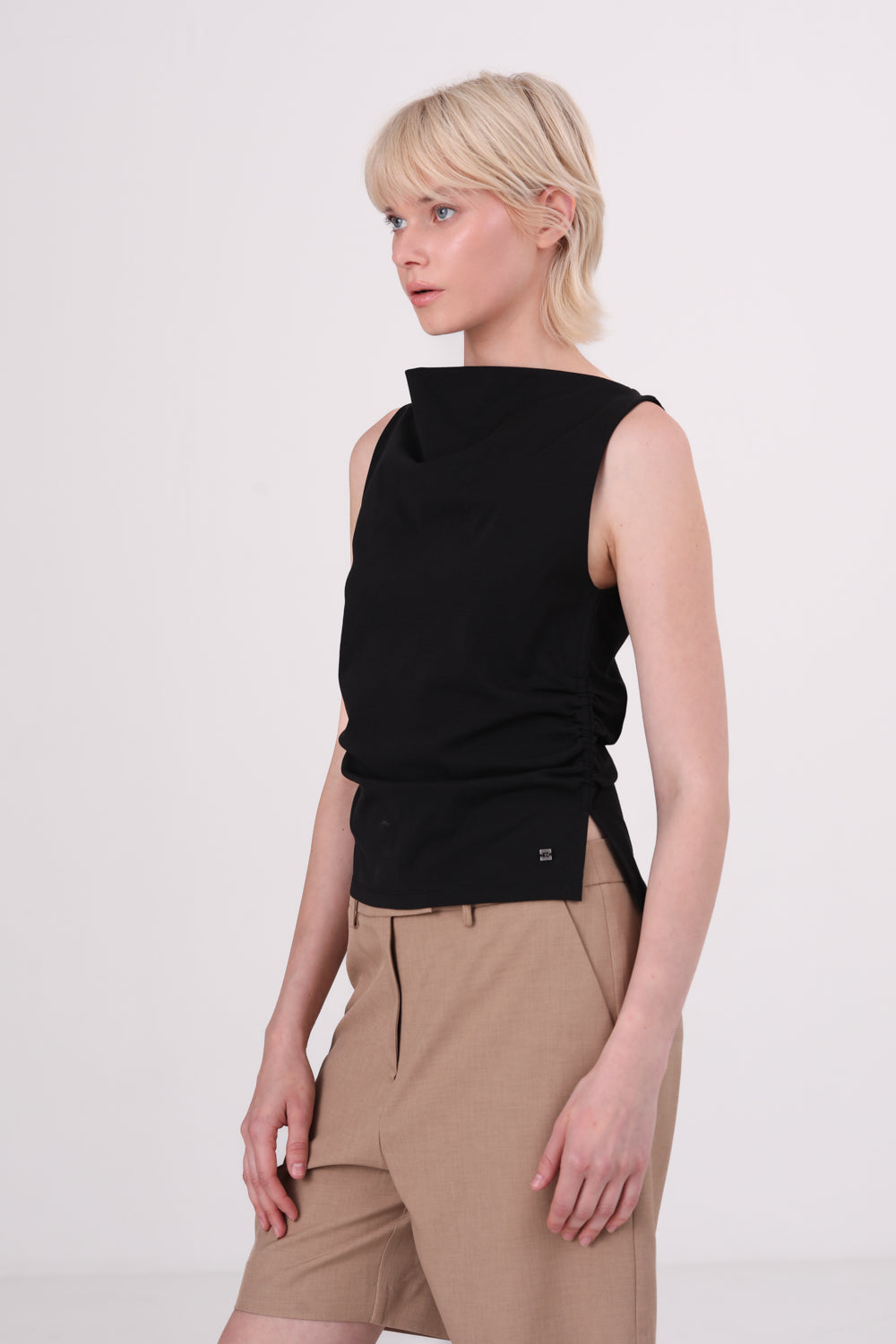 גופיה עם כיווצים בצדדים 