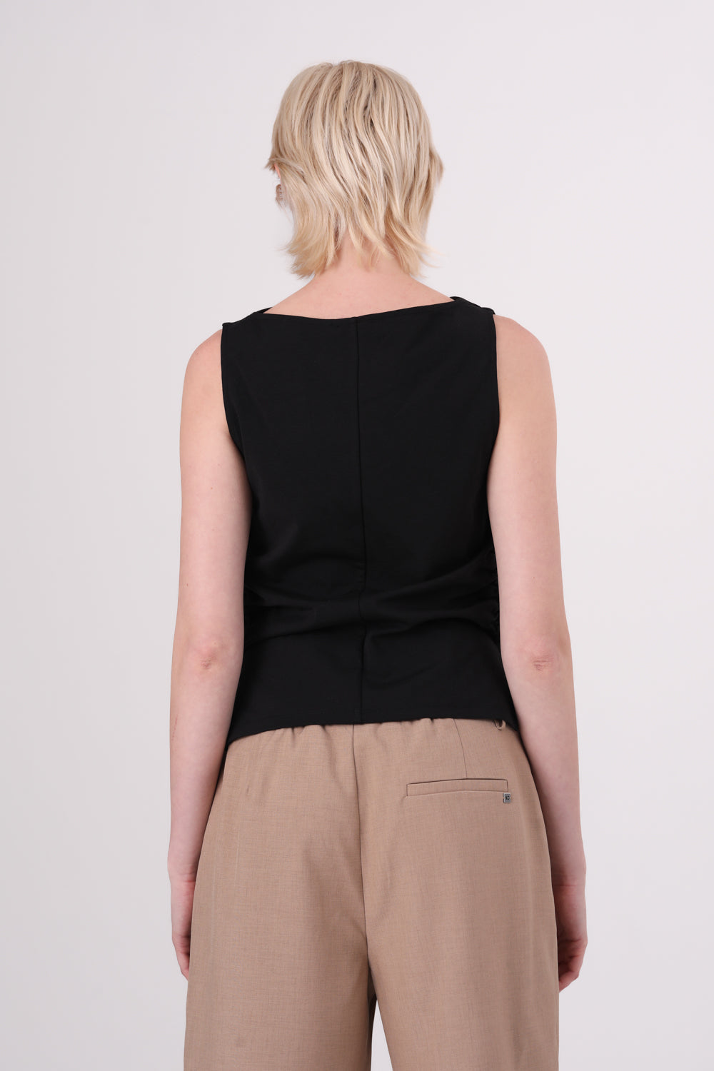 גופיה עם כיווצים בצדדים 