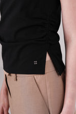 גופיה עם כיווצים בצדדים 