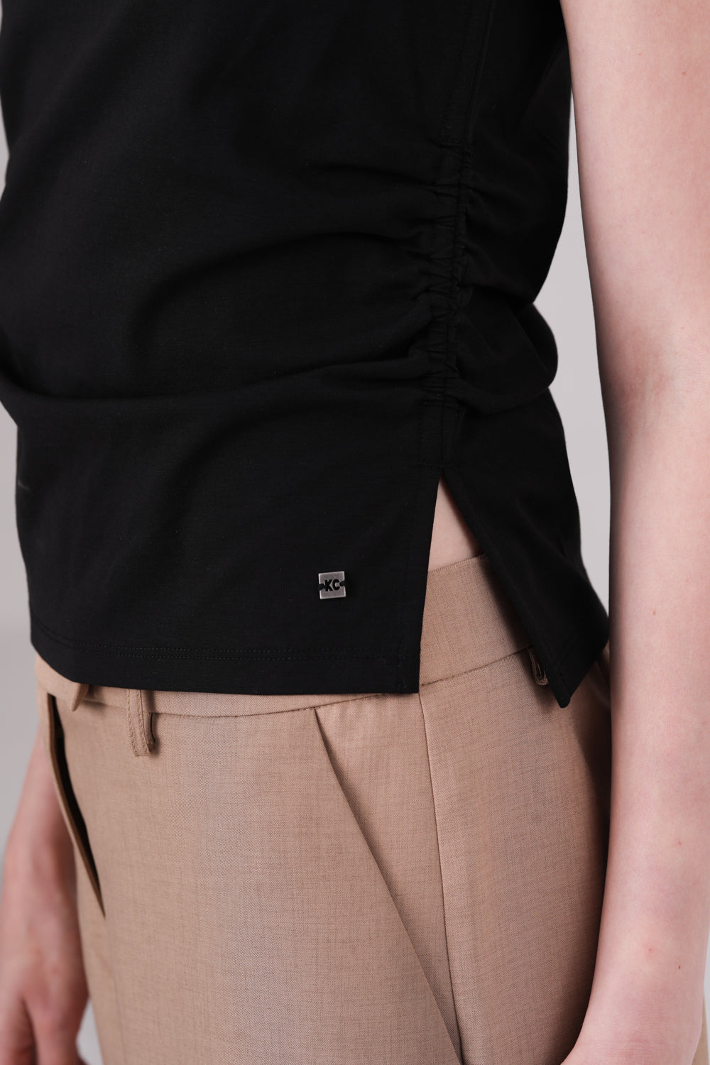 גופיה עם כיווצים בצדדים 