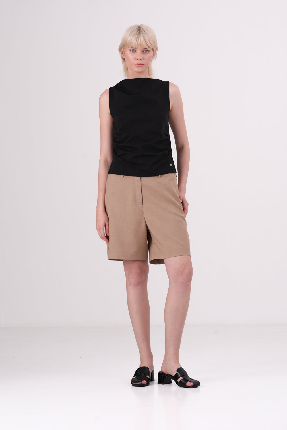 גופיה עם כיווצים בצדדים 