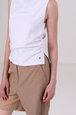 גופיה עם כיווצים בצדדים 