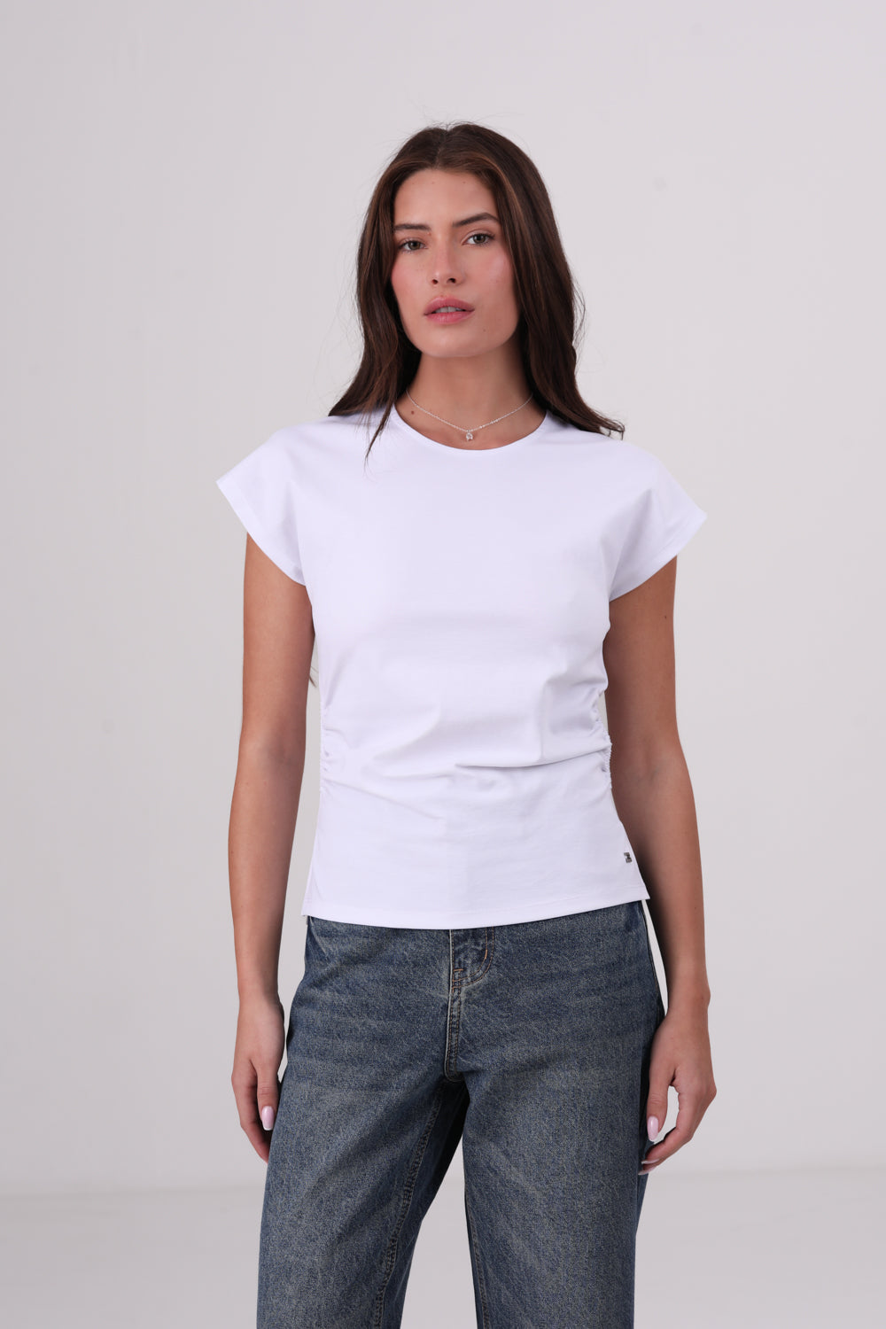 חולצה עם כיווצים בצדדים