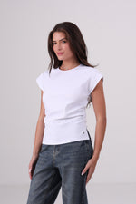 חולצה עם כיווצים בצדדים