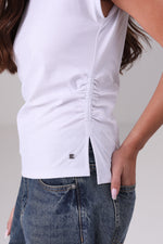 חולצה עם כיווצים בצדדים