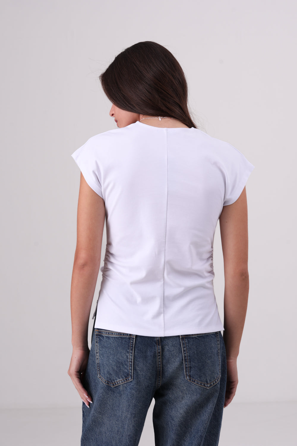 חולצה עם כיווצים בצדדים