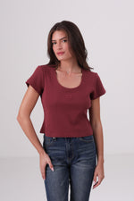 חולצה טי צמודה עם שרוולים קצרים