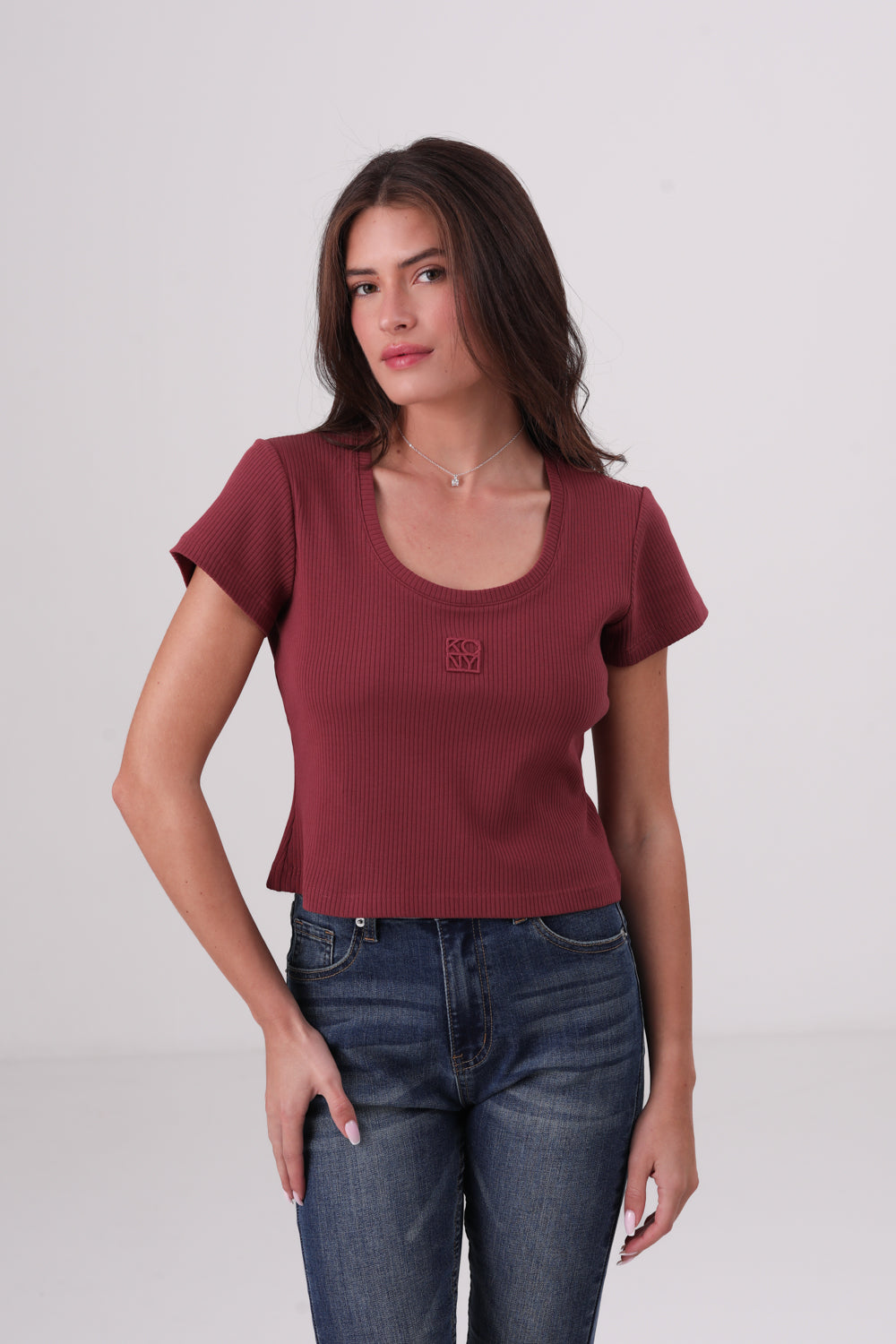 חולצה טי צמודה עם שרוולים קצרים