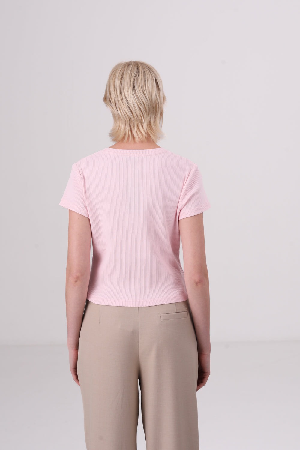 חולצה טי צמודה עם שרוולים קצרים