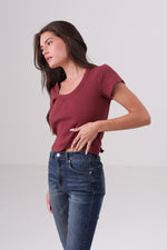 חולצה טי צמודה עם שרוולים קצרים