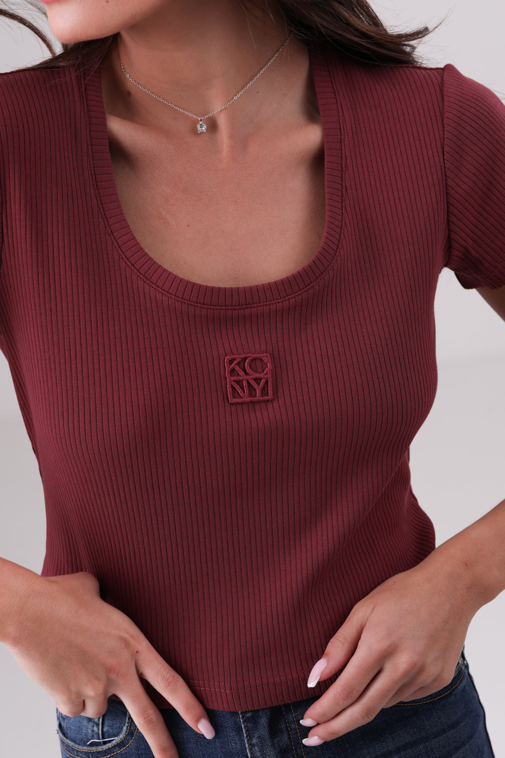 חולצה טי צמודה עם שרוולים קצרים