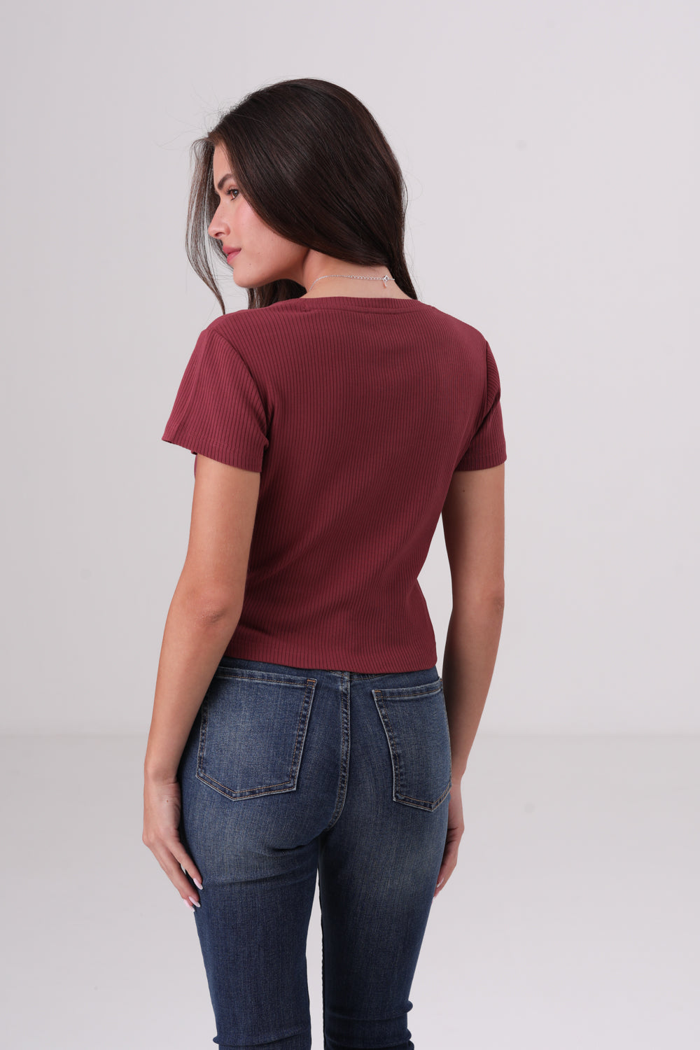 חולצה טי צמודה עם שרוולים קצרים