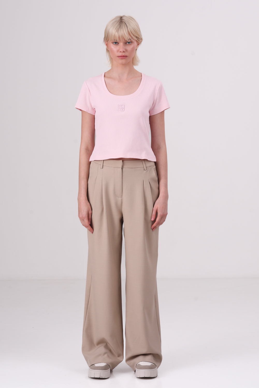 חולצה טי צמודה עם שרוולים קצרים