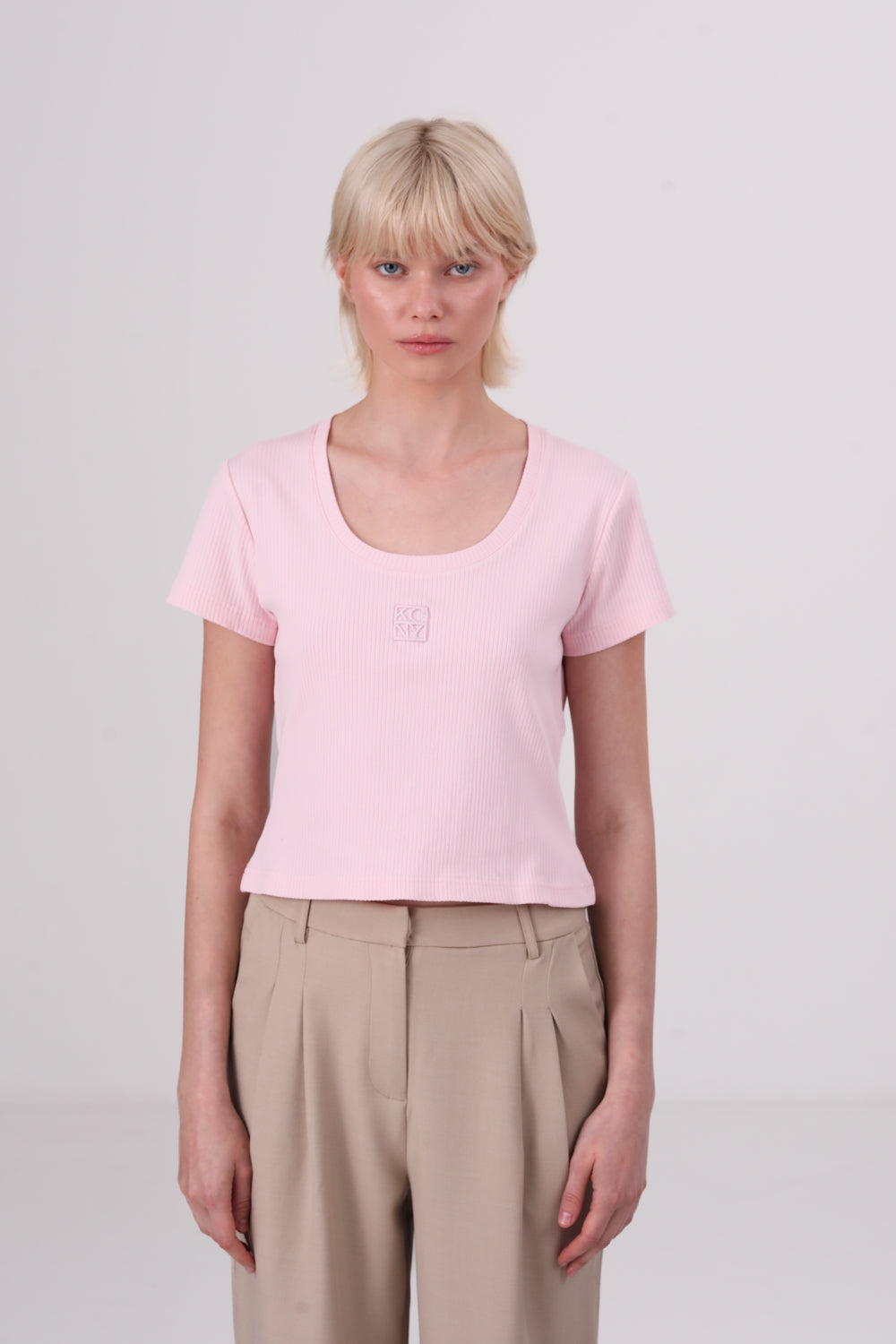 חולצה טי צמודה עם שרוולים קצרים