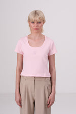 חולצה טי צמודה עם שרוולים קצרים