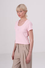 חולצה טי צמודה עם שרוולים קצרים