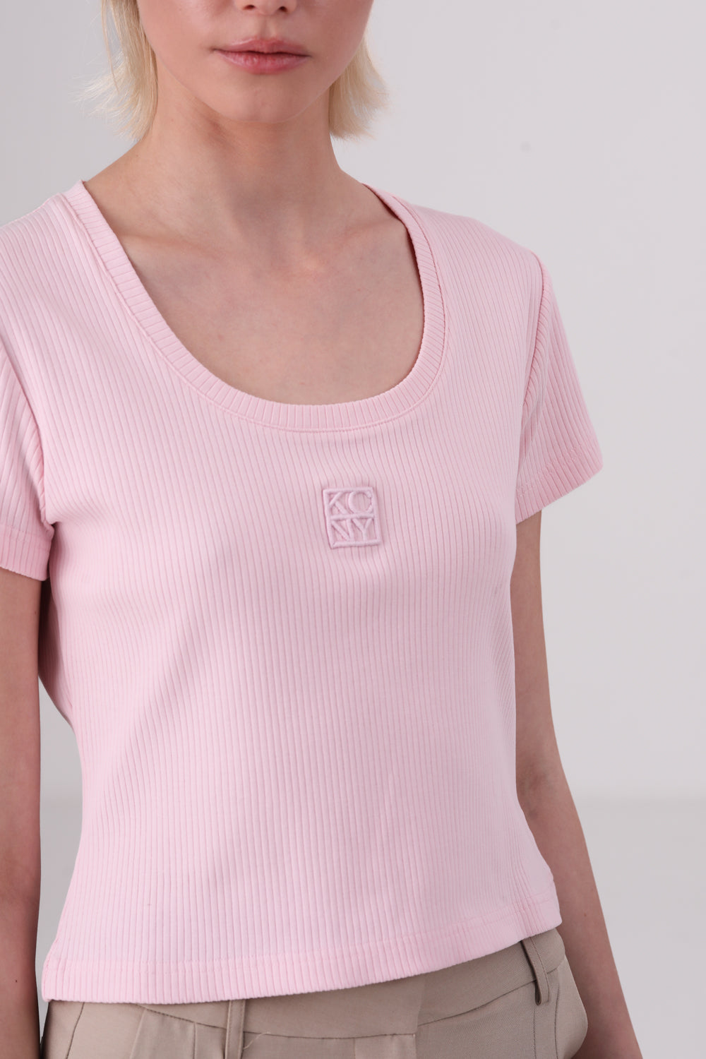 חולצה טי צמודה עם שרוולים קצרים