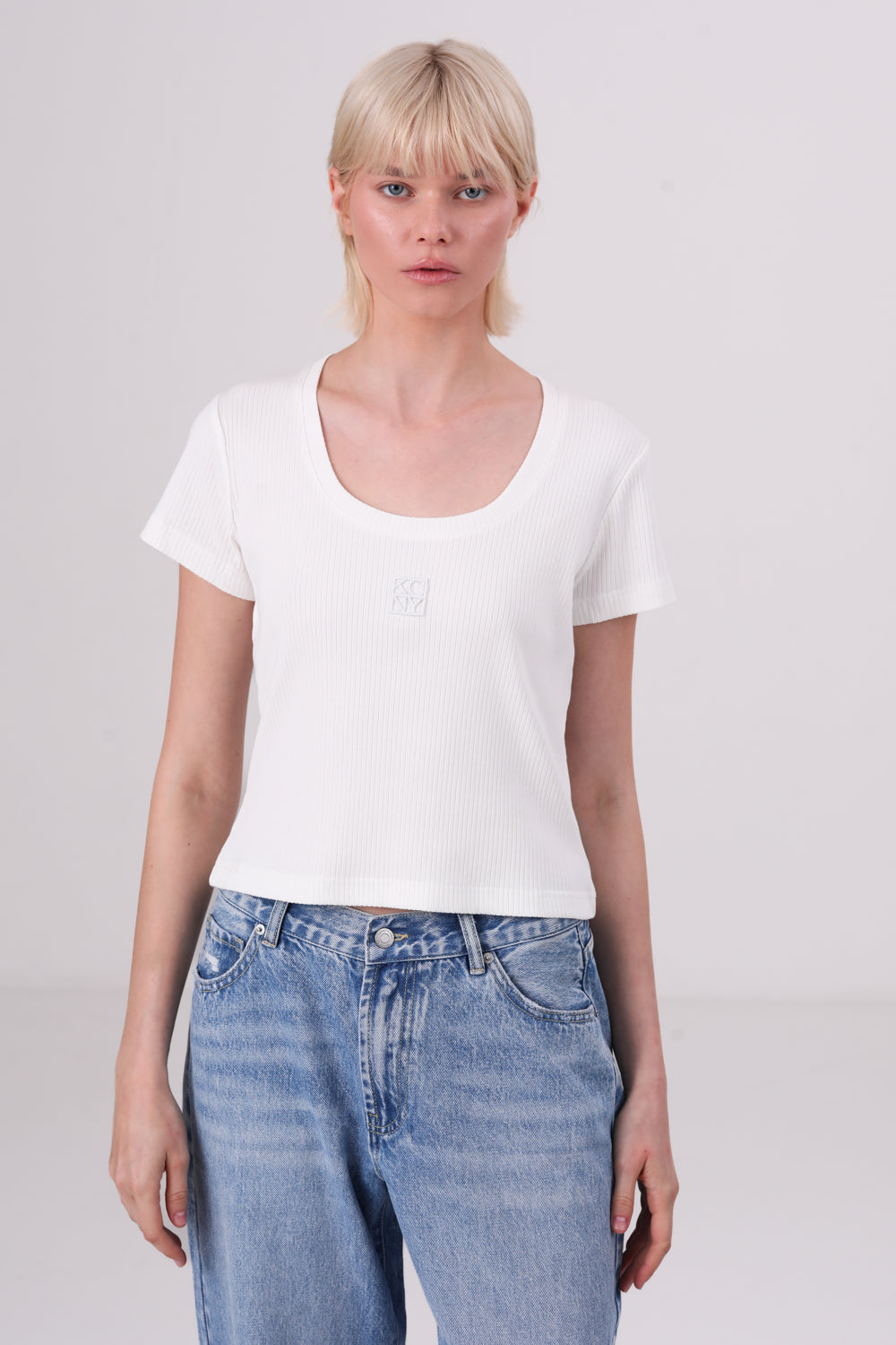 חולצה טי צמודה עם שרוולים קצרים