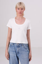 חולצה טי צמודה עם שרוולים קצרים