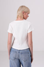 חולצה טי צמודה עם שרוולים קצרים