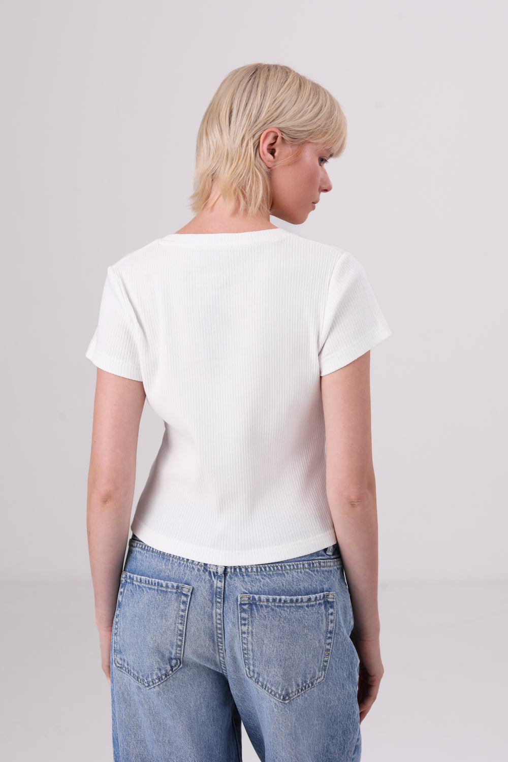 חולצה טי צמודה עם שרוולים קצרים