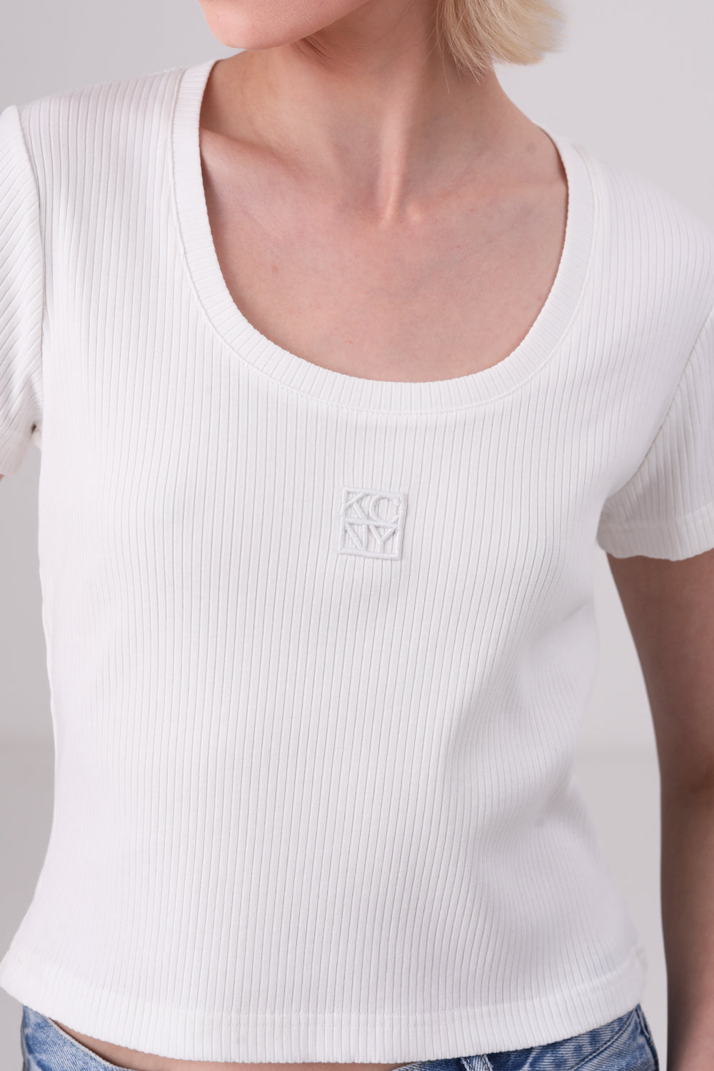 חולצה טי צמודה עם שרוולים קצרים