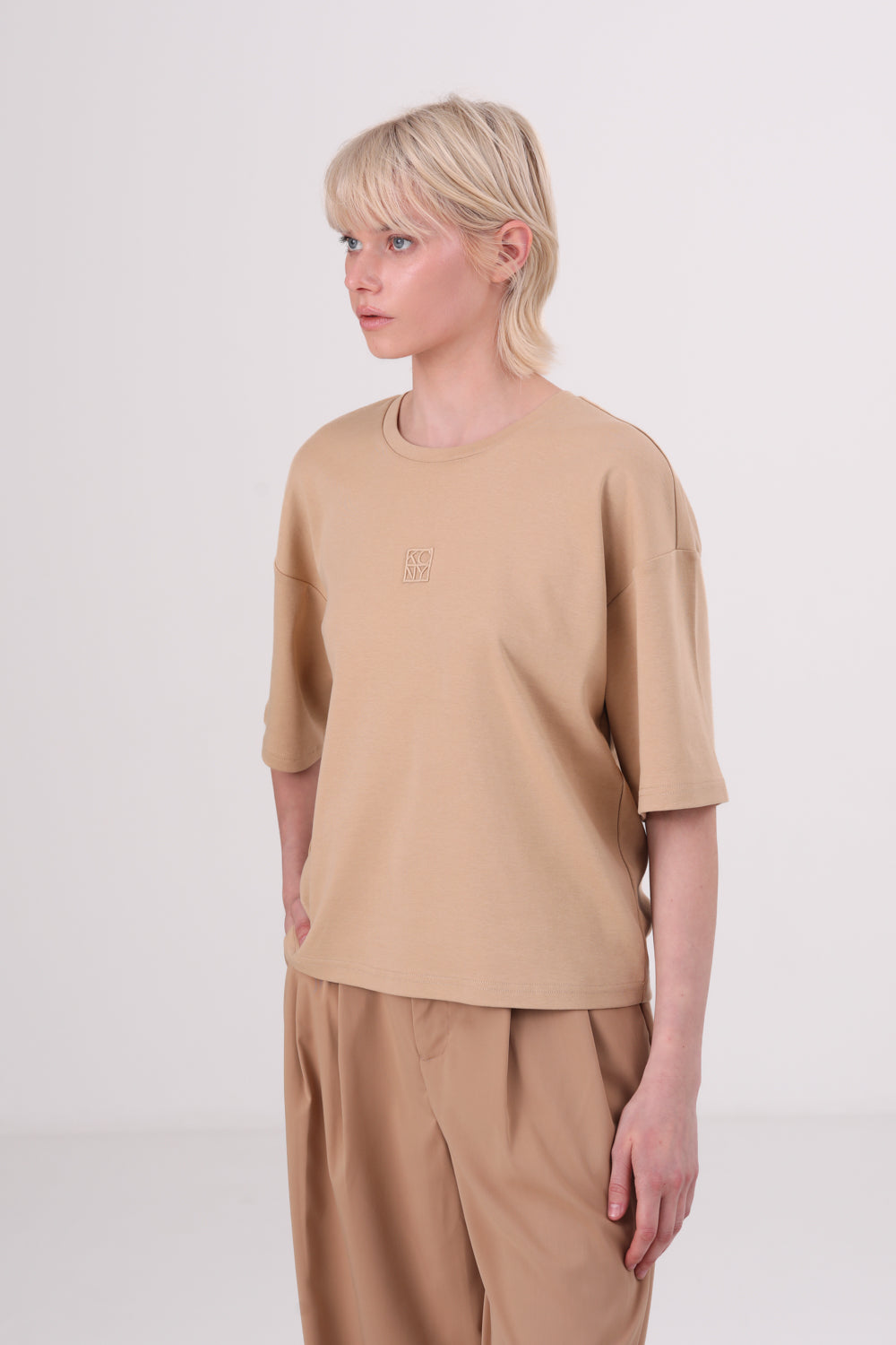 חולצת טי אוברסייז עם לוגו רקום