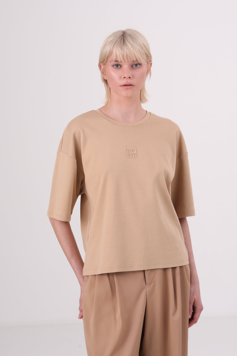 חולצת טי אוברסייז עם לוגו רקום