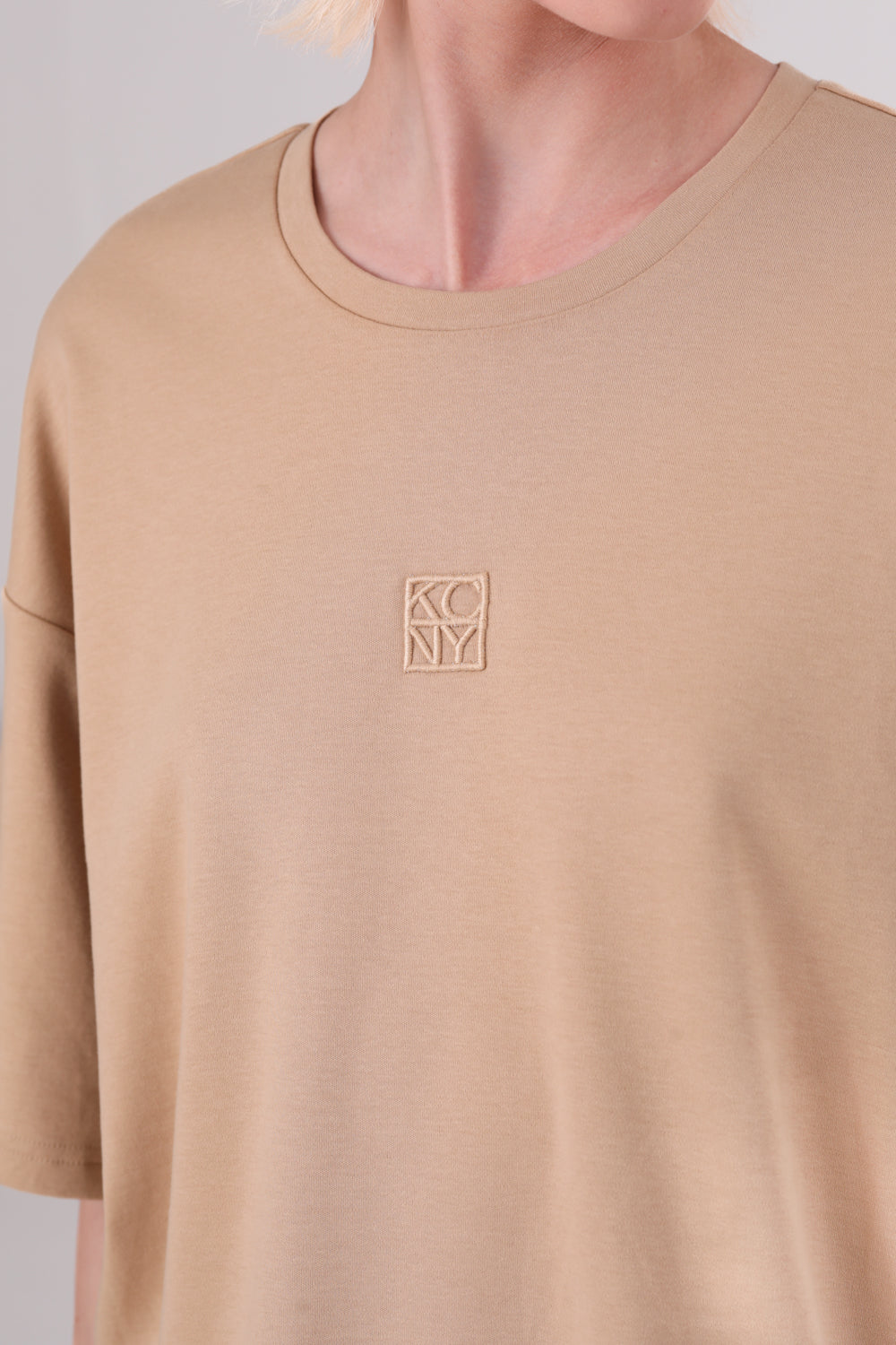 חולצת טי אוברסייז עם לוגו רקום