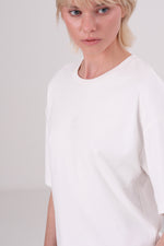 חולצת טי אוברסייז עם לוגו רקום