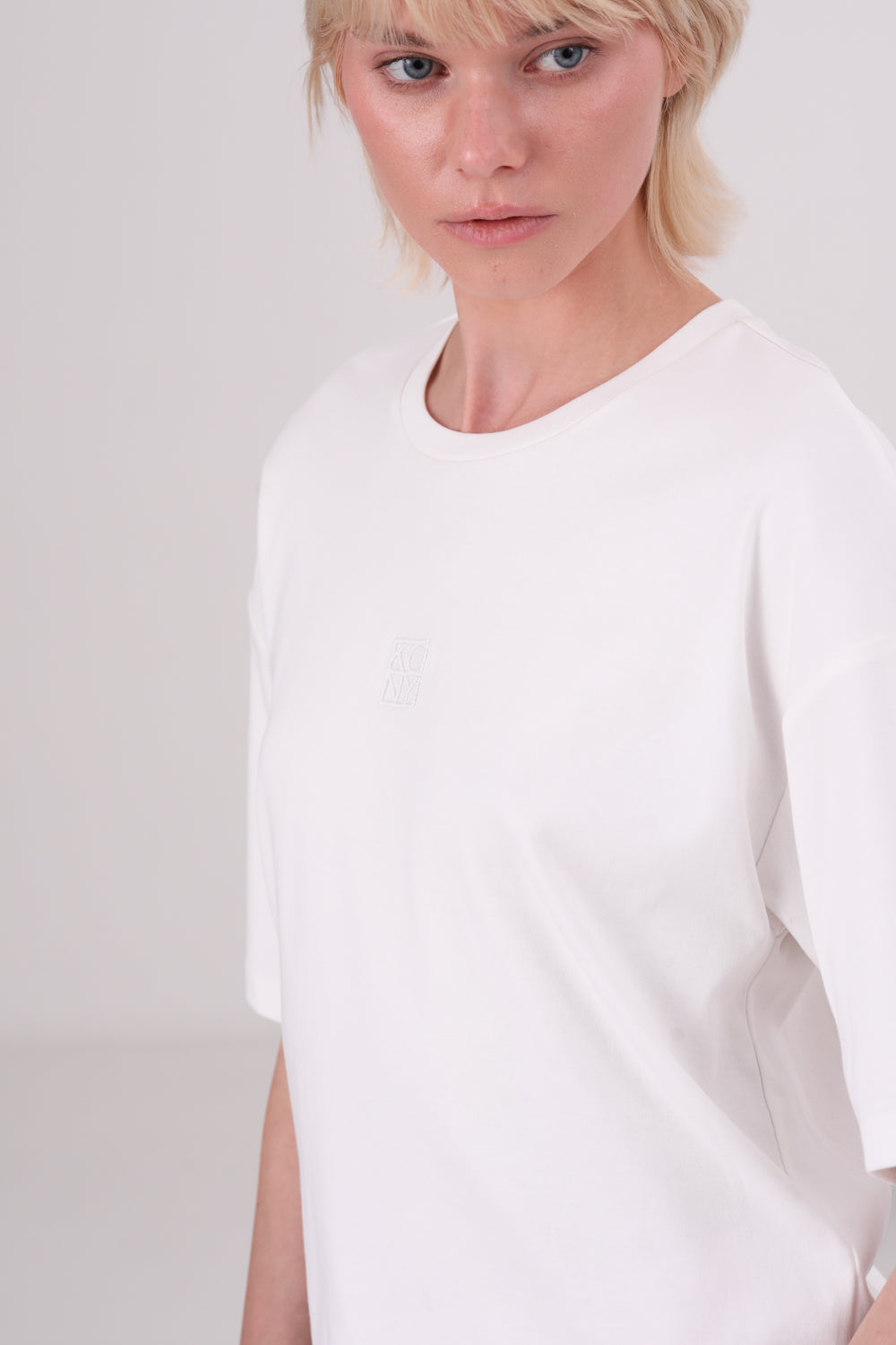 חולצת טי אוברסייז עם לוגו רקום