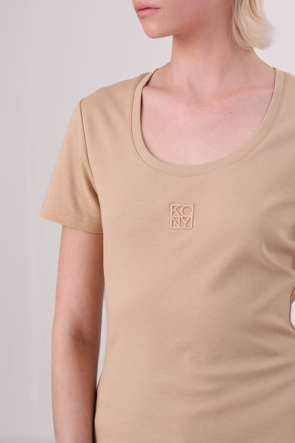 חולצת טי צמודה מריב משתנה