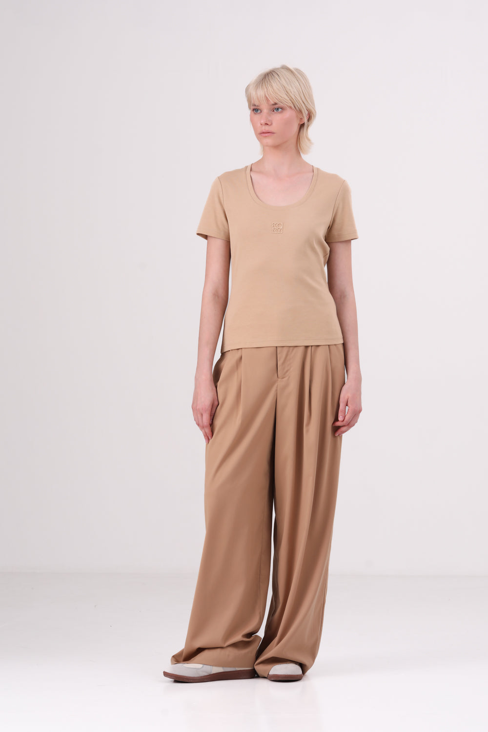 חולצת טי צמודה מריב משתנה