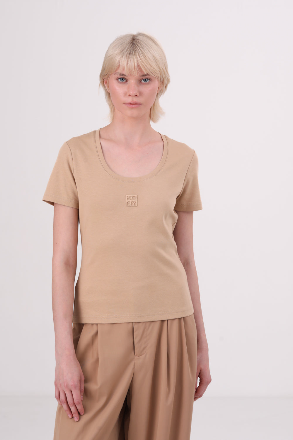 חולצת טי צמודה מריב משתנה