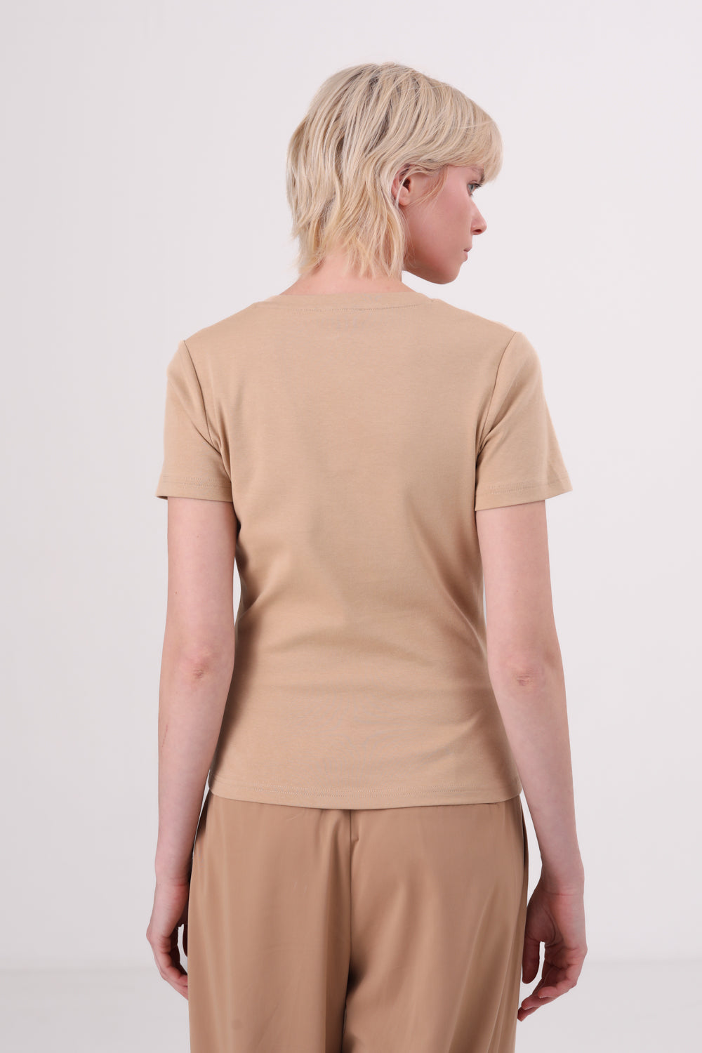 חולצת טי צמודה מריב משתנה