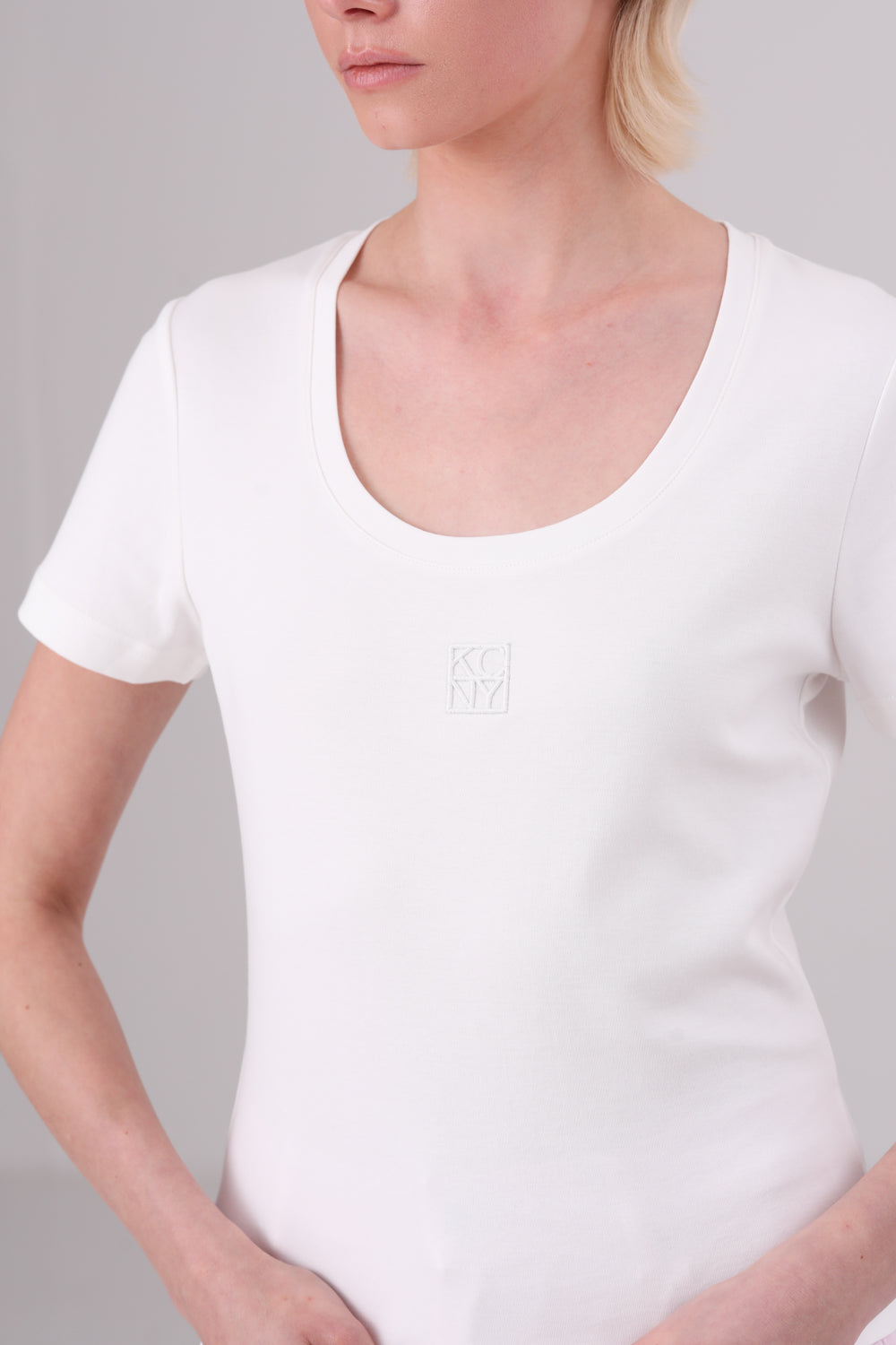 חולצת טי צמודה מריב משתנה