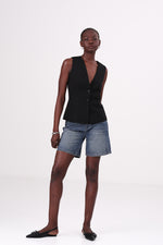 ווסט עם חגורת מותן בצבע שחור