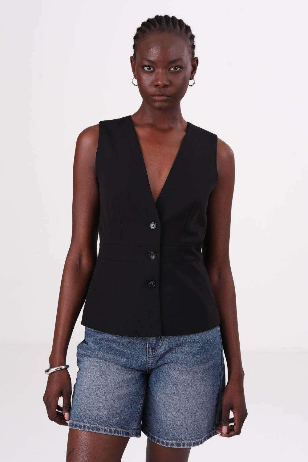 ווסט עם חגורת מותן בצבע שחור