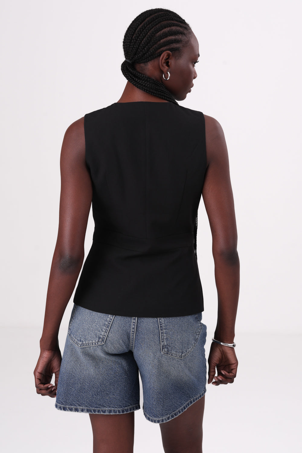 ווסט עם חגורת מותן בצבע שחור