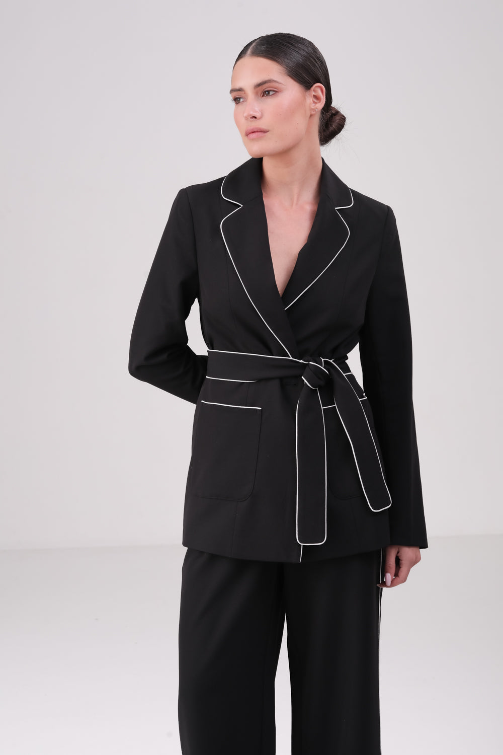 בלייזר עם חגורת קשירה בצבע שחור