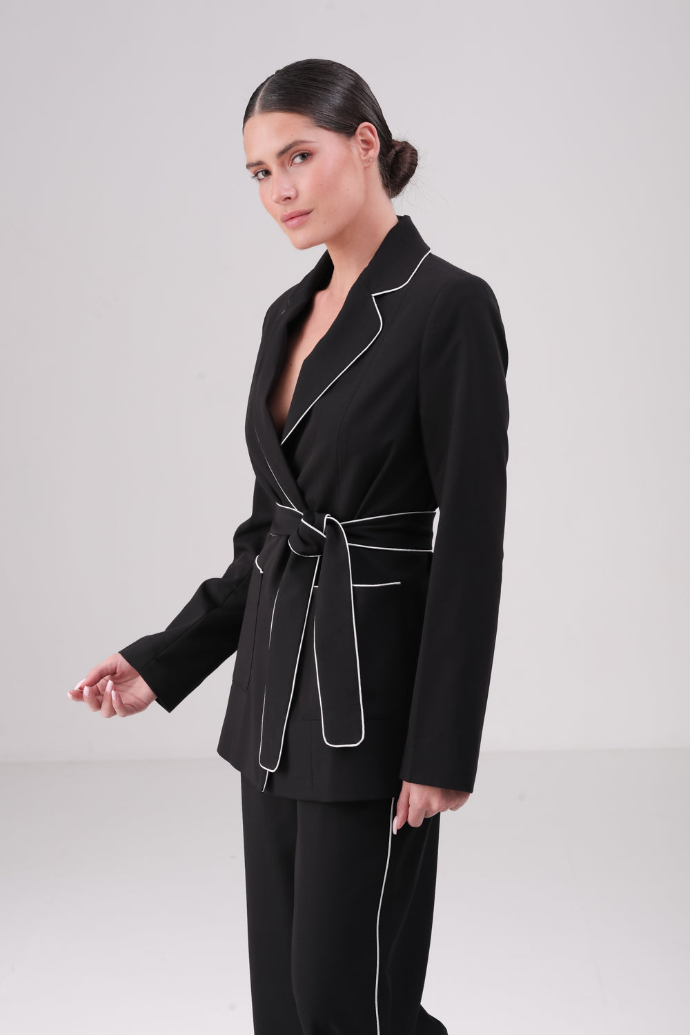 בלייזר עם חגורת קשירה בצבע שחור