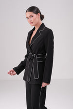 בלייזר עם חגורת קשירה בצבע שחור