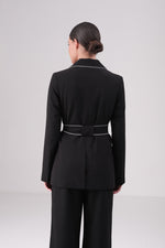 בלייזר עם חגורת קשירה בצבע שחור