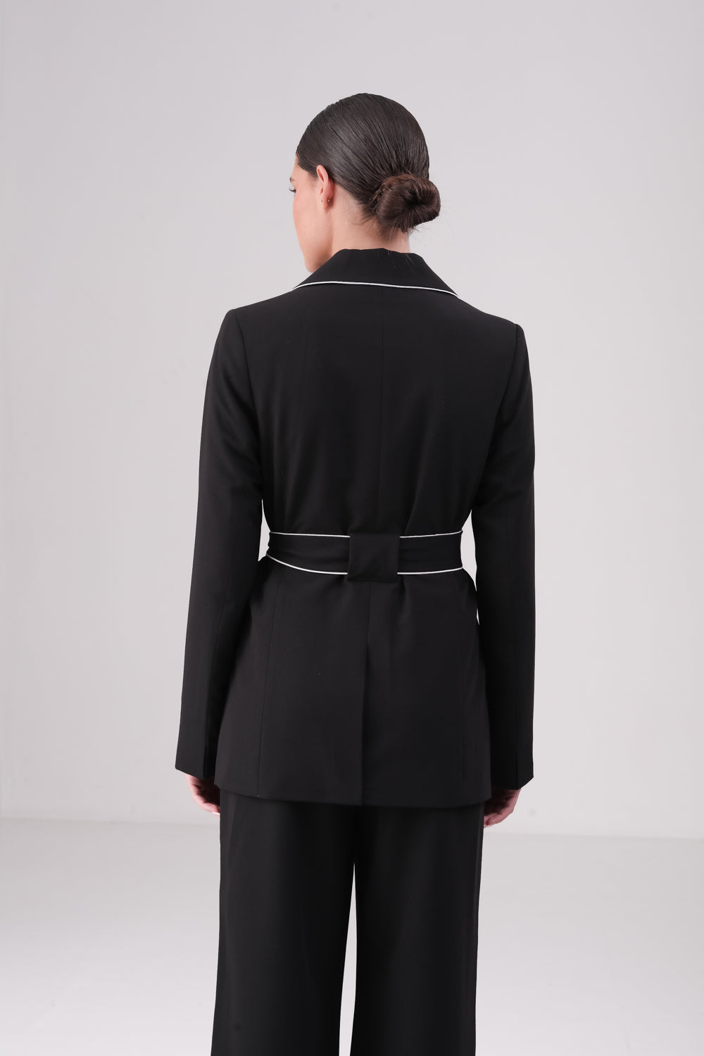 בלייזר עם חגורת קשירה בצבע שחור