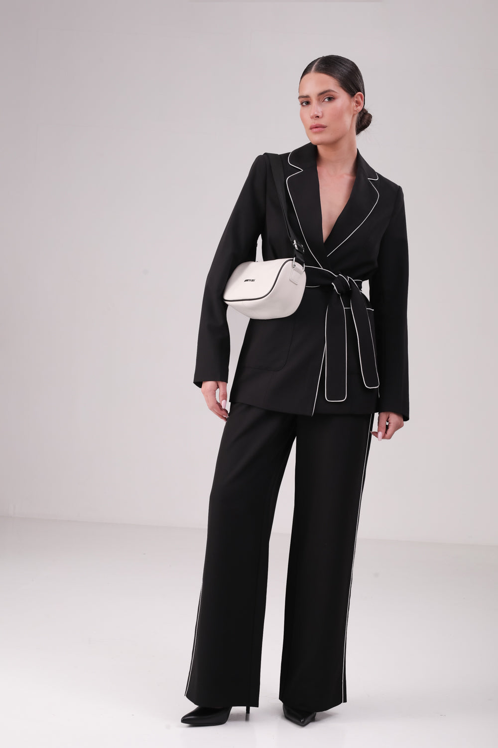 בלייזר עם חגורת קשירה בצבע שחור