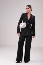 בלייזר עם חגורת קשירה בצבע שחור